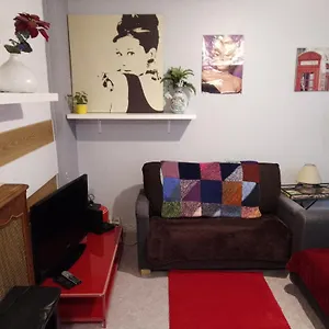 Guesthouse Familial Pour 1 A 5 Personnes De 42M2-Rez De Chaussee-Vues Sur Rue Et Patio Prive Ombrage - Sejour,Chambre Separee,Cuisine,Salle De Bain,Lit Double Et 2 Canapes Lits Depliant - Entree Cote Rue Berzelius-5 Minutes Du Metro Brocante ,Bus 31, Paris